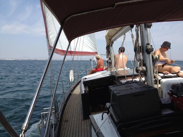 tomando el sol en velero